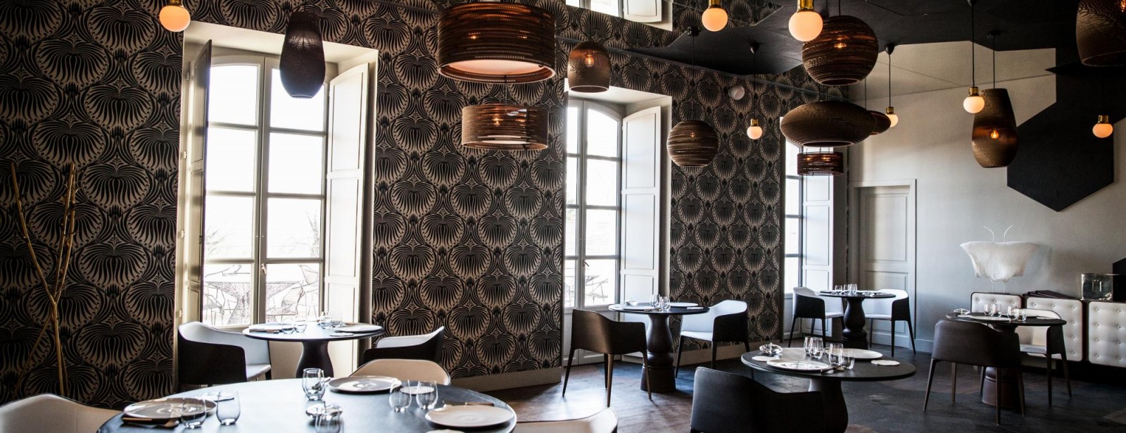 Le Cloître offers both conviviality and a warm welcome, a place combining a feeling of well-being with its flavours.